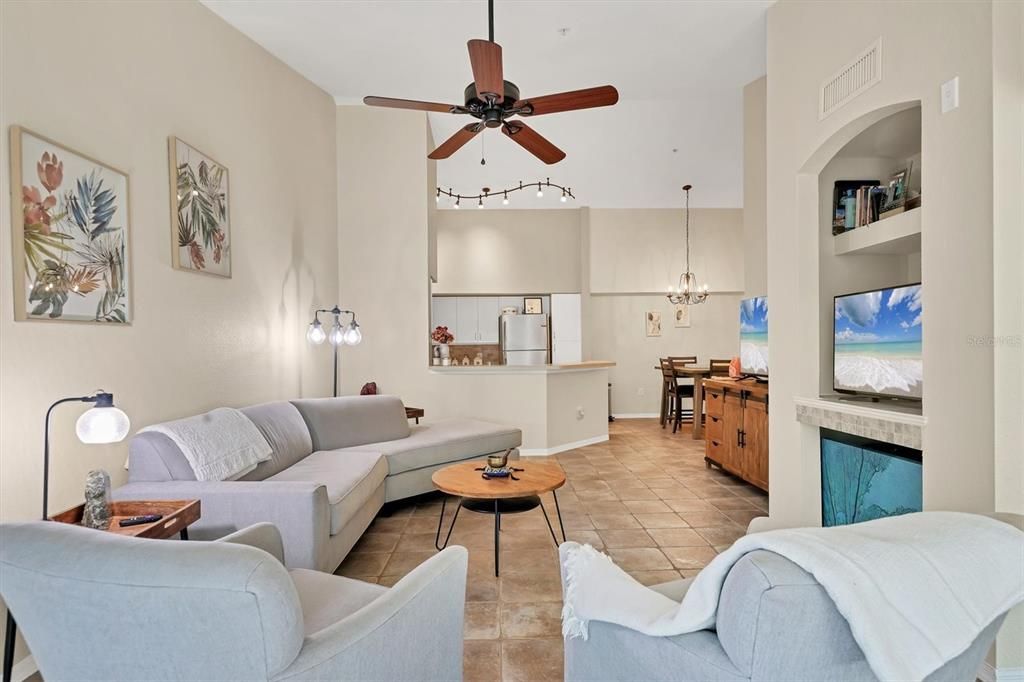 На продажу: $165,000 (1 спален, 1 ванн, 949 Квадратных фут)