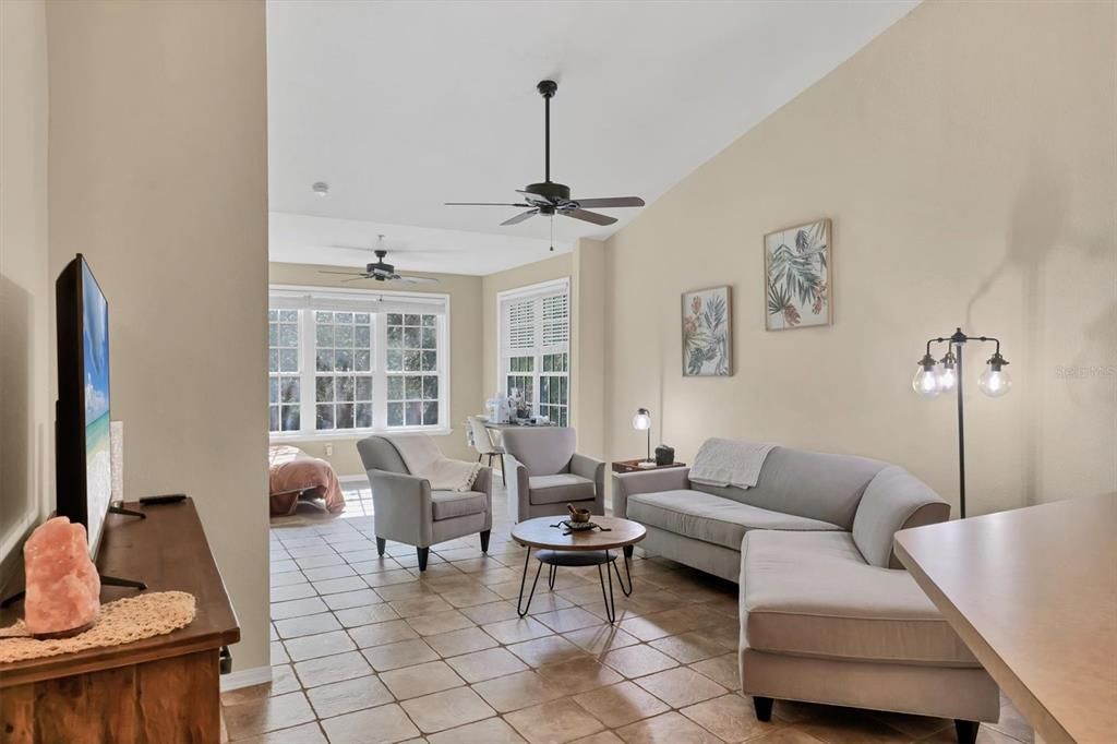 На продажу: $165,000 (1 спален, 1 ванн, 949 Квадратных фут)