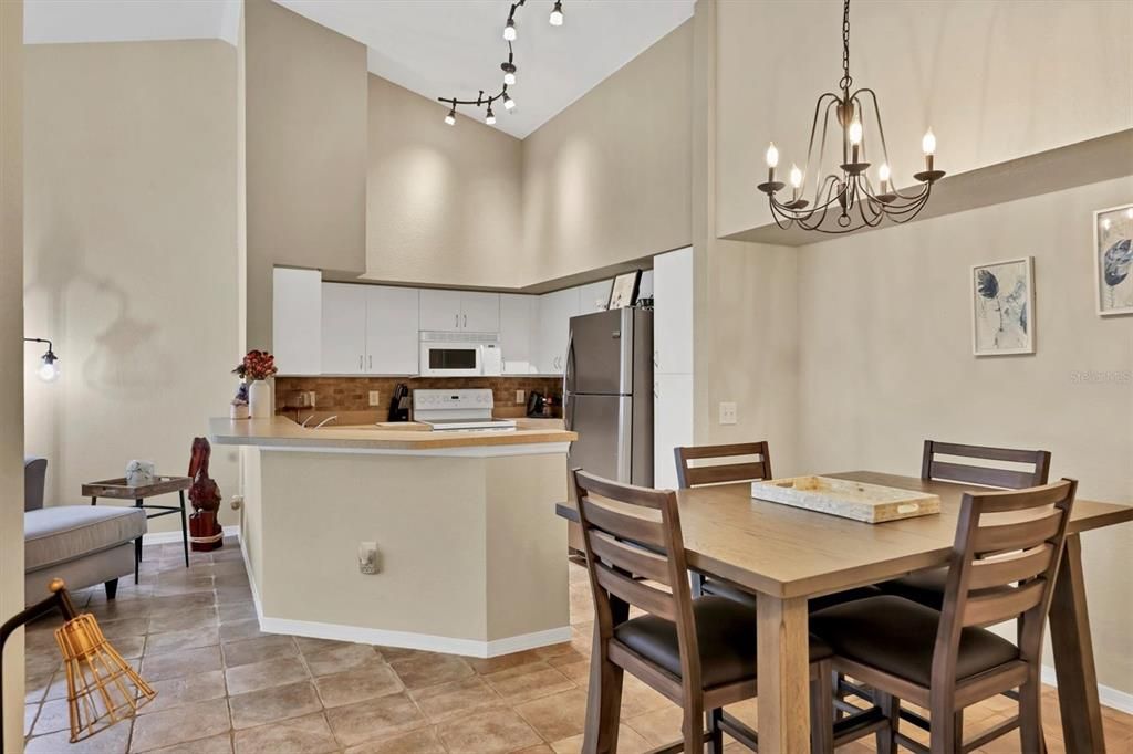 На продажу: $165,000 (1 спален, 1 ванн, 949 Квадратных фут)