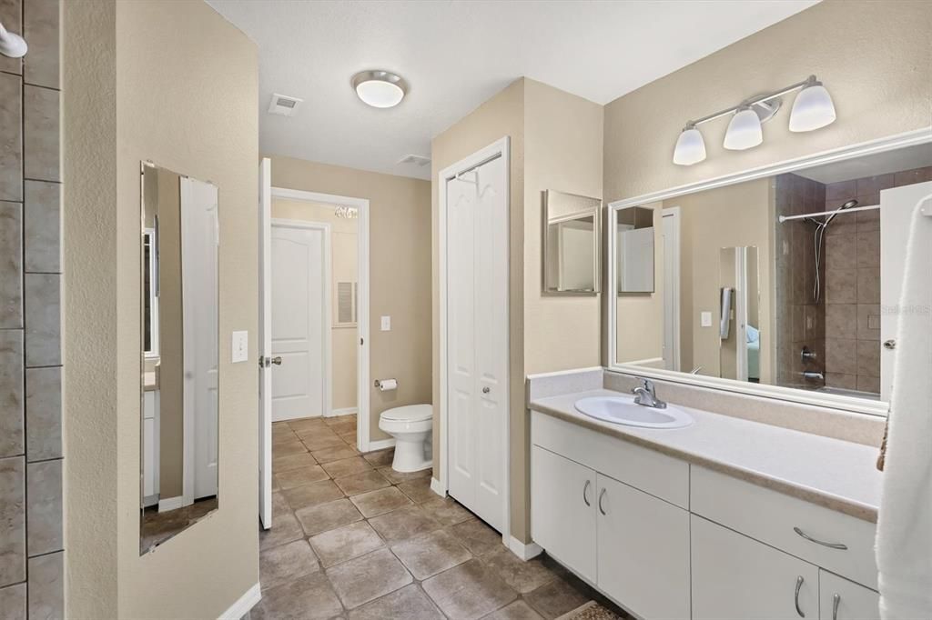 На продажу: $165,000 (1 спален, 1 ванн, 949 Квадратных фут)