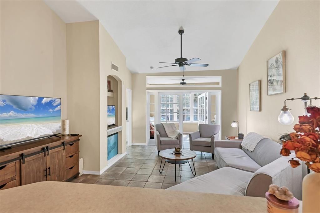 На продажу: $165,000 (1 спален, 1 ванн, 949 Квадратных фут)