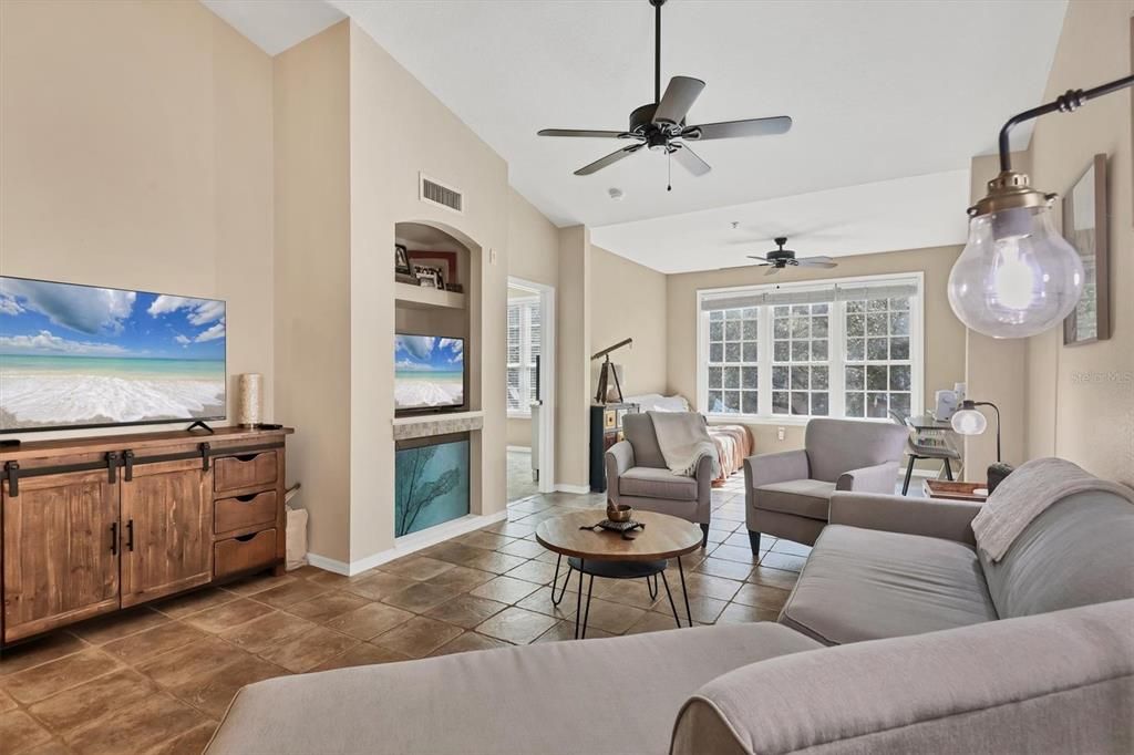 На продажу: $165,000 (1 спален, 1 ванн, 949 Квадратных фут)