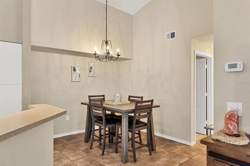 На продажу: $165,000 (1 спален, 1 ванн, 949 Квадратных фут)