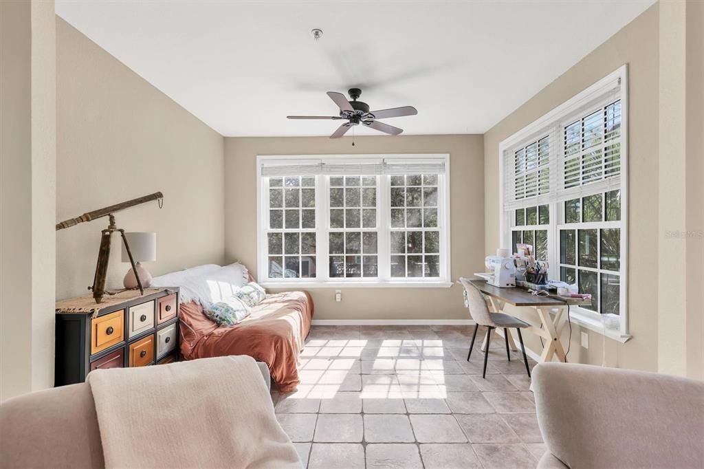 На продажу: $165,000 (1 спален, 1 ванн, 949 Квадратных фут)