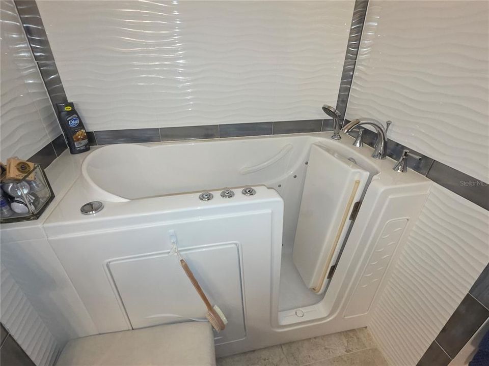 For Sale: $199,000 (2 beds, 2 baths, 1674 Square Feet)