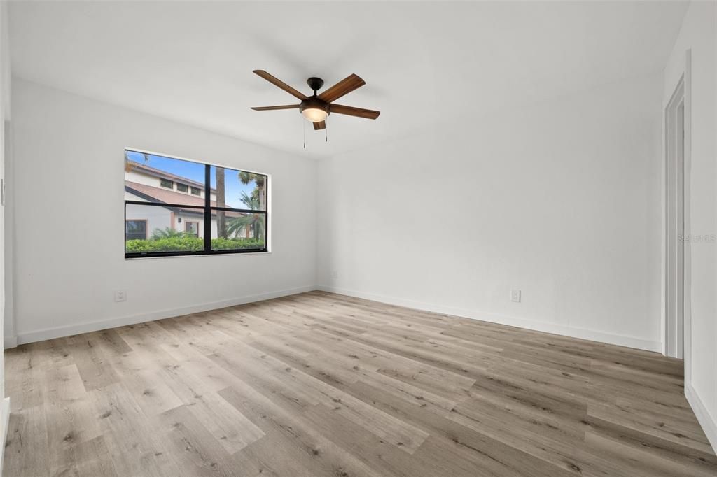 待售: $239,000 (2 贝兹, 2 浴室, 1051 平方英尺)