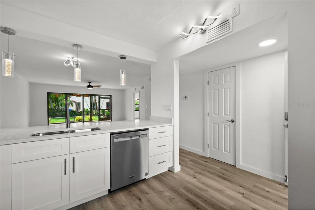 待售: $239,000 (2 贝兹, 2 浴室, 1051 平方英尺)