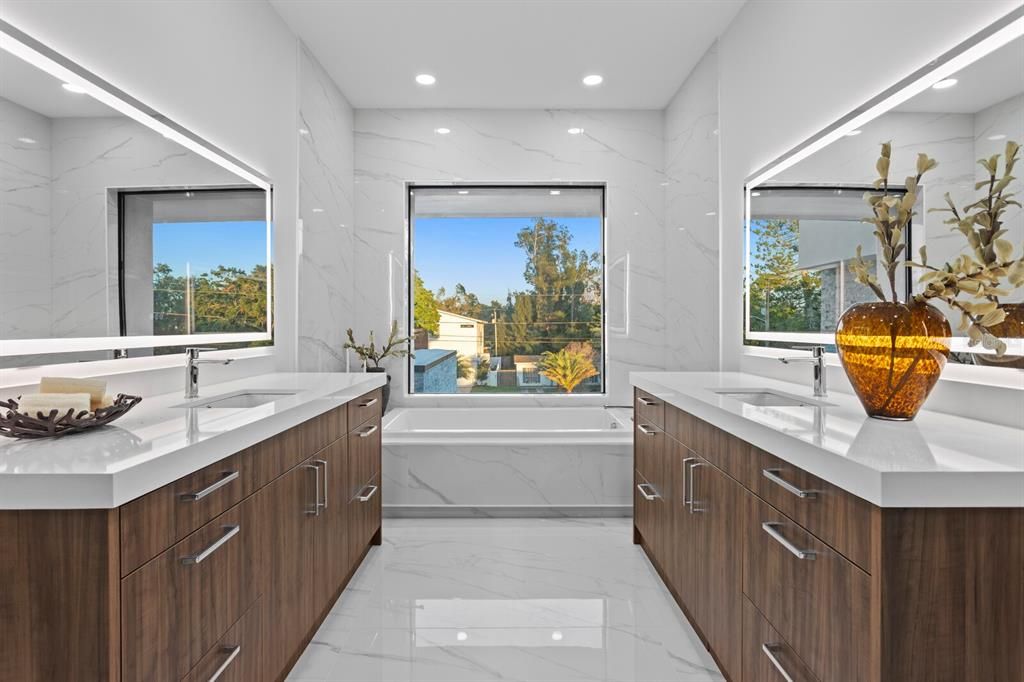 For Sale: $3,695,000 (4 beds, 5 baths, 4556 Square Feet)