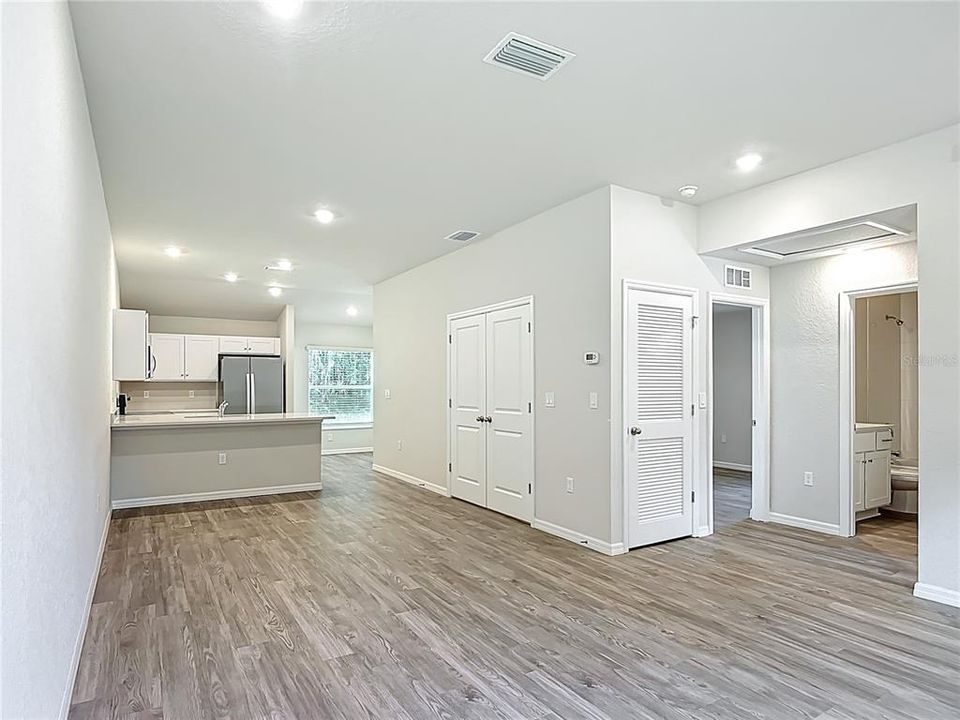 На продажу: $419,900 (4 спален, 0 ванн, 2104 Квадратных фут)