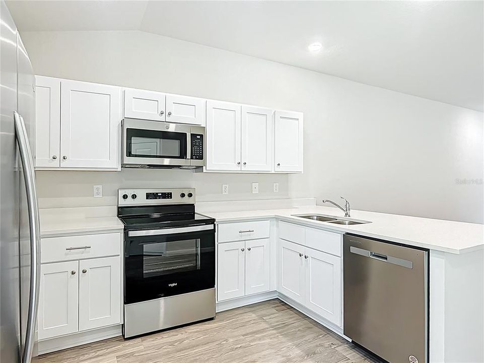 На продажу: $419,900 (4 спален, 0 ванн, 2104 Квадратных фут)