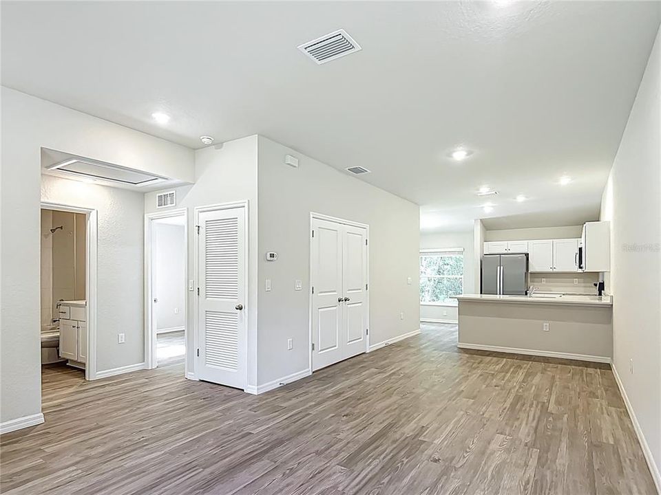 На продажу: $419,900 (4 спален, 0 ванн, 2104 Квадратных фут)