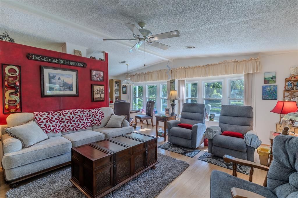 合同活跃: $169,990 (3 贝兹, 2 浴室, 1104 平方英尺)