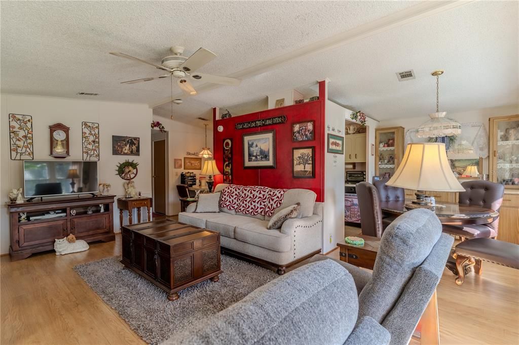 合同活跃: $169,990 (3 贝兹, 2 浴室, 1104 平方英尺)