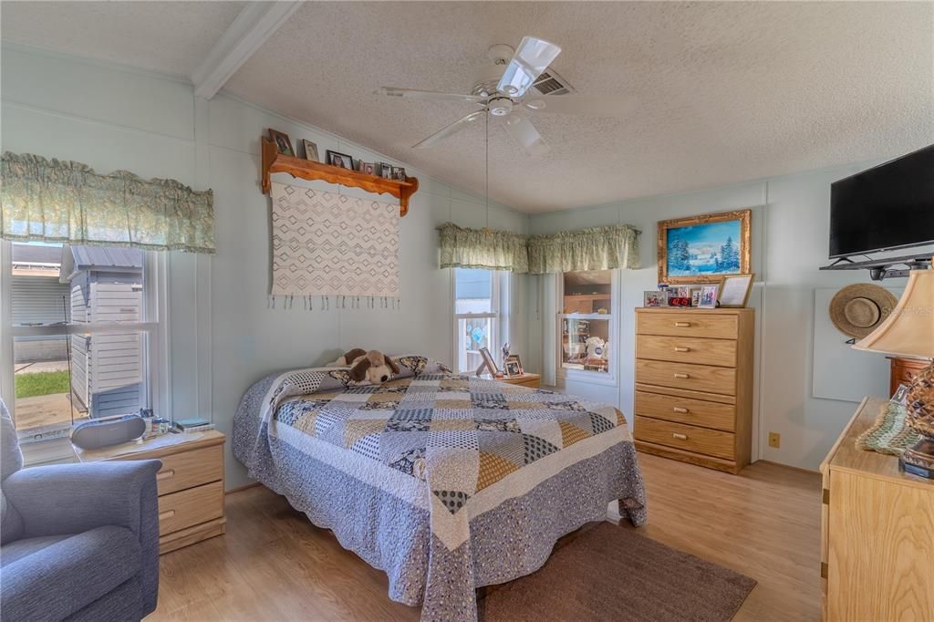 合同活跃: $169,990 (3 贝兹, 2 浴室, 1104 平方英尺)