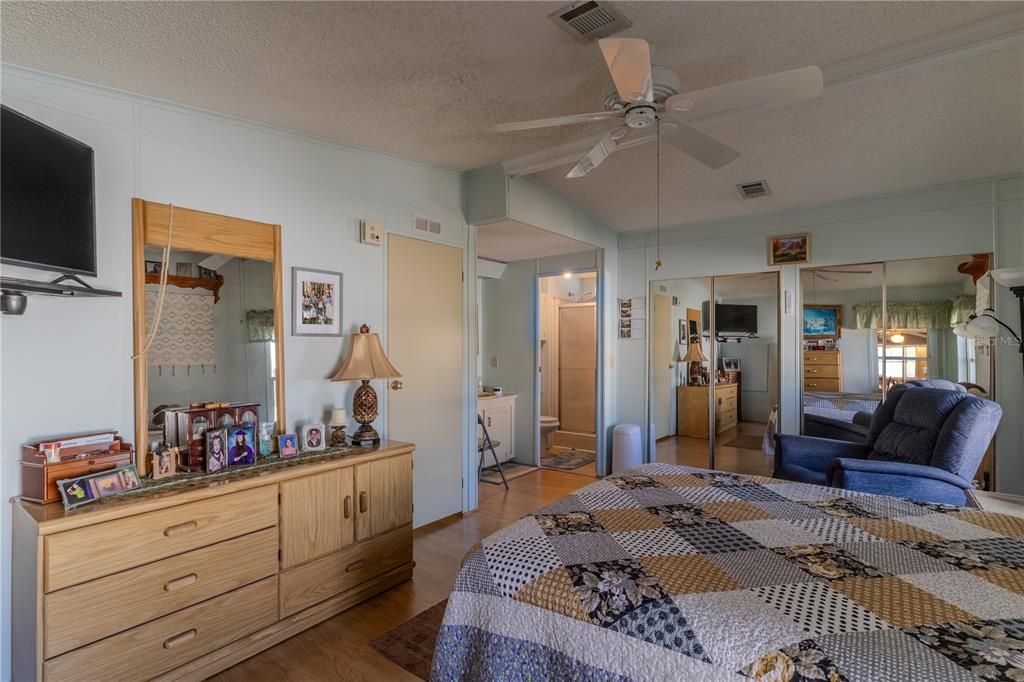 合同活跃: $169,990 (3 贝兹, 2 浴室, 1104 平方英尺)