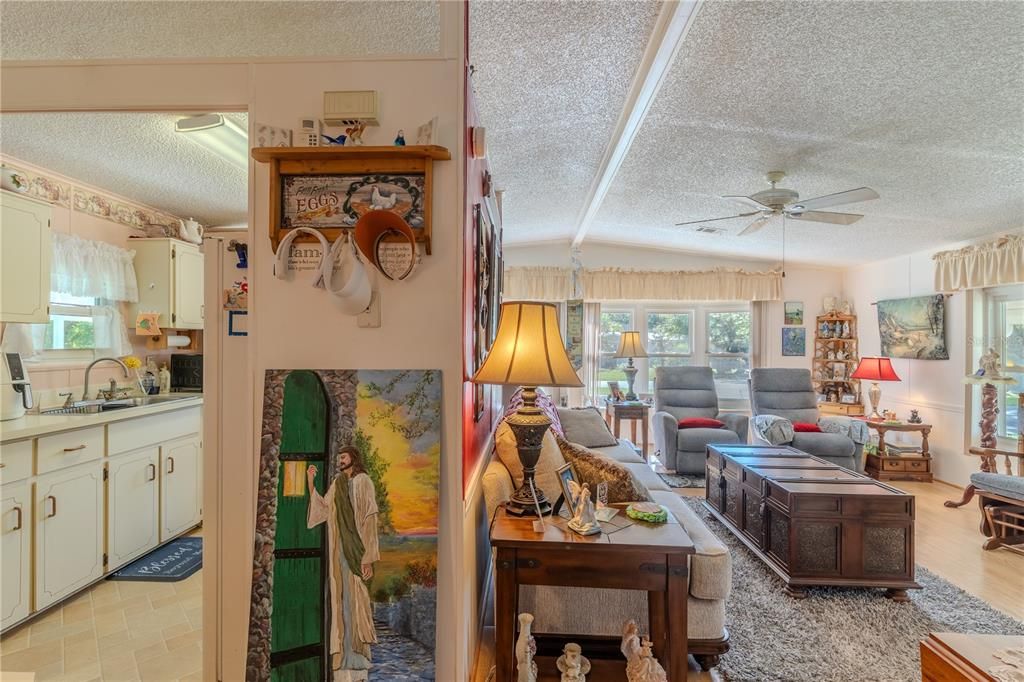 合同活跃: $169,990 (3 贝兹, 2 浴室, 1104 平方英尺)