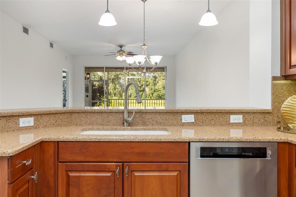 Под контрактом: $265,000 (2 спален, 2 ванн, 1496 Квадратных фут)