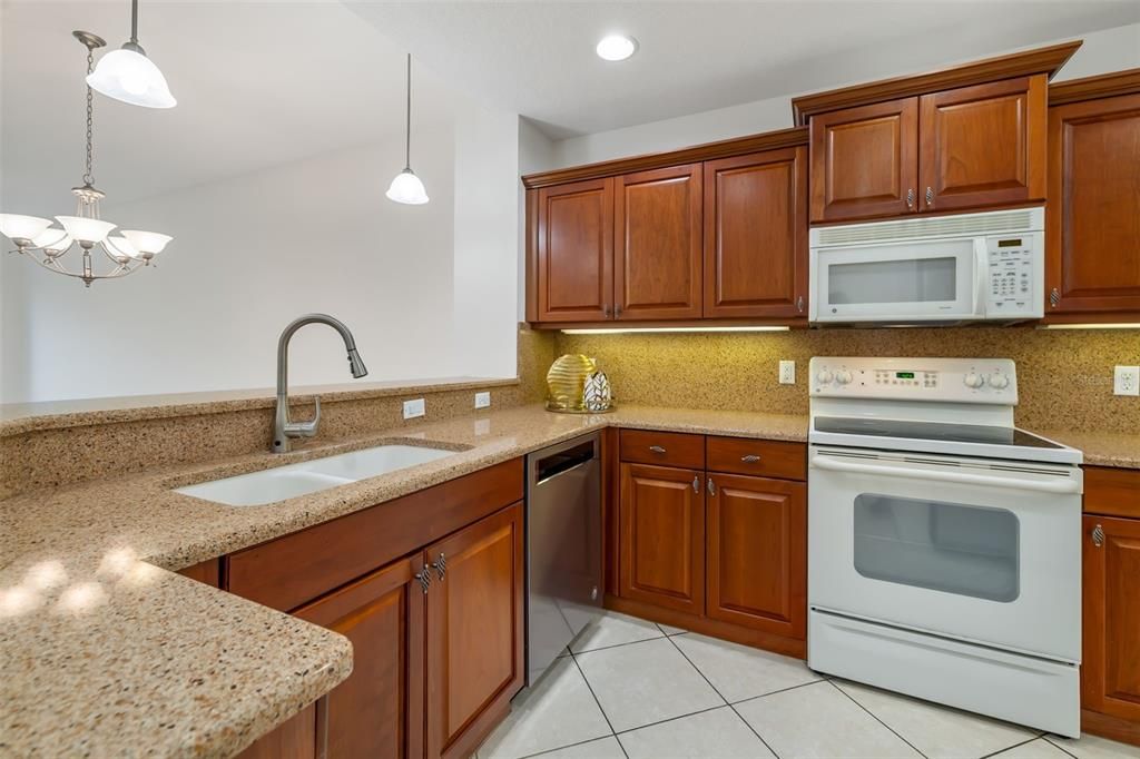 Под контрактом: $265,000 (2 спален, 2 ванн, 1496 Квадратных фут)