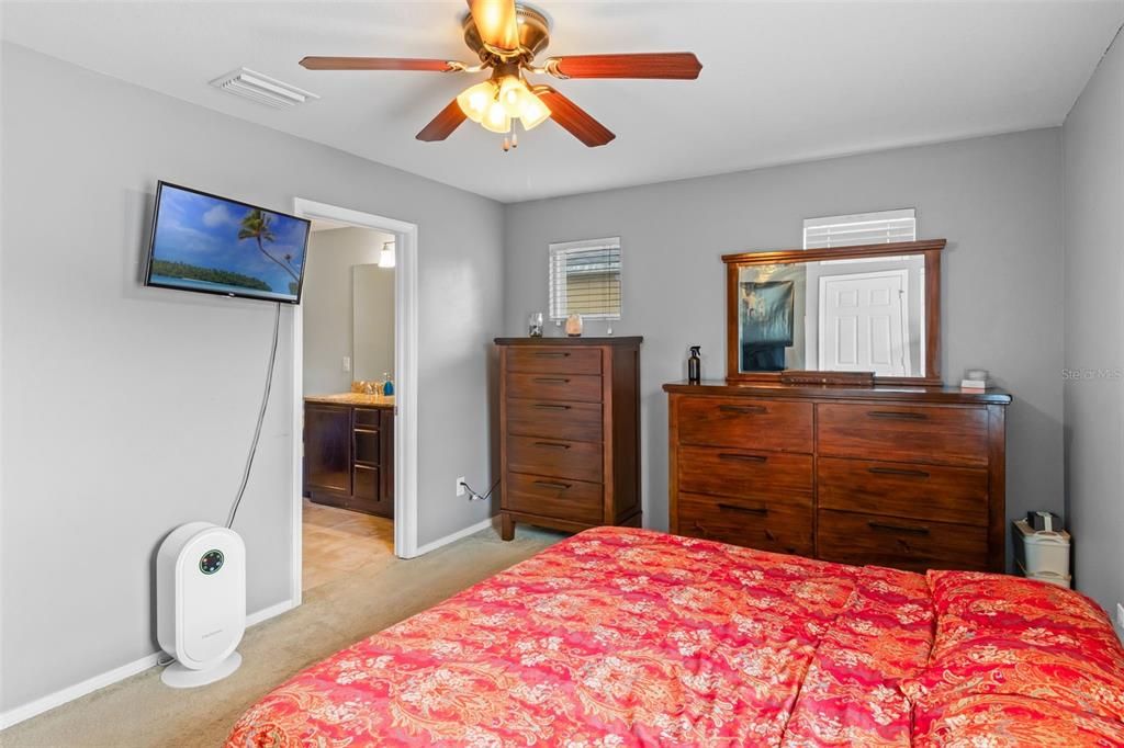 Под контрактом: $210,000 (2 спален, 2 ванн, 1320 Квадратных фут)