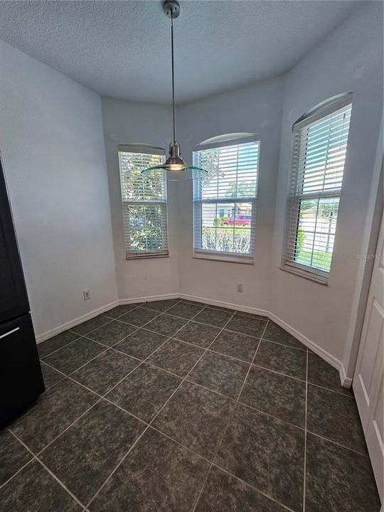 Под контрактом: $2,400 (3 спален, 2 ванн, 1830 Квадратных фут)