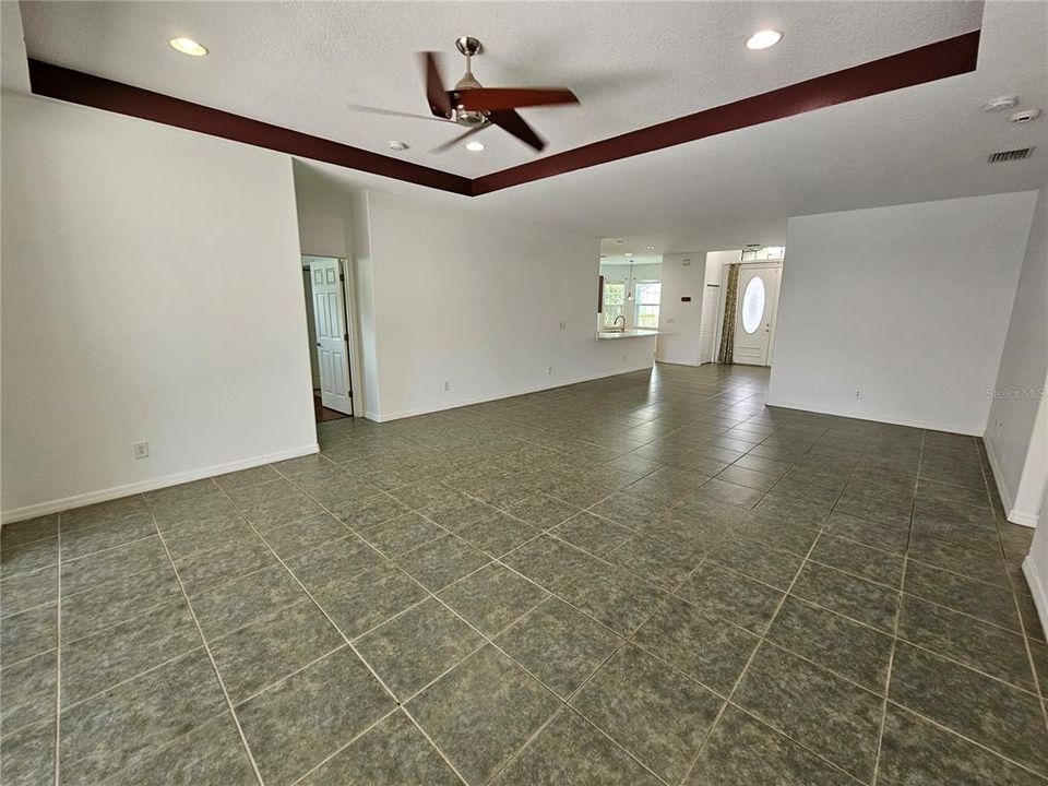 Под контрактом: $2,400 (3 спален, 2 ванн, 1830 Квадратных фут)