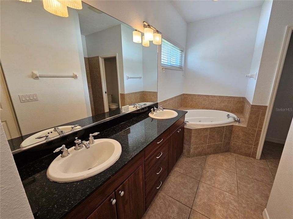 Под контрактом: $2,400 (3 спален, 2 ванн, 1830 Квадратных фут)