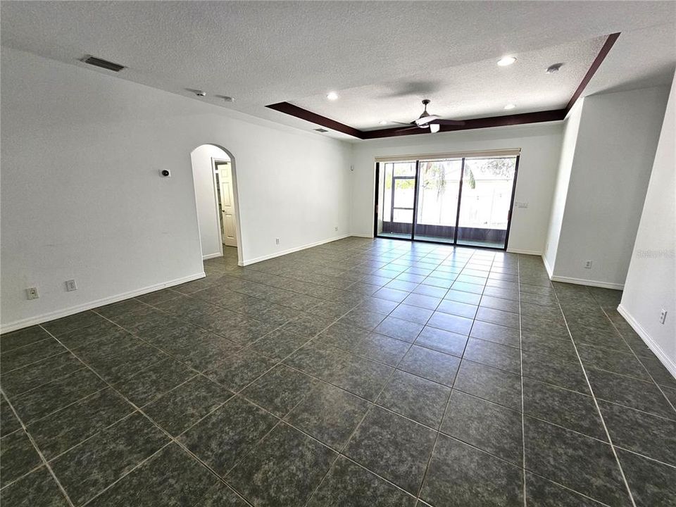 Под контрактом: $2,400 (3 спален, 2 ванн, 1830 Квадратных фут)