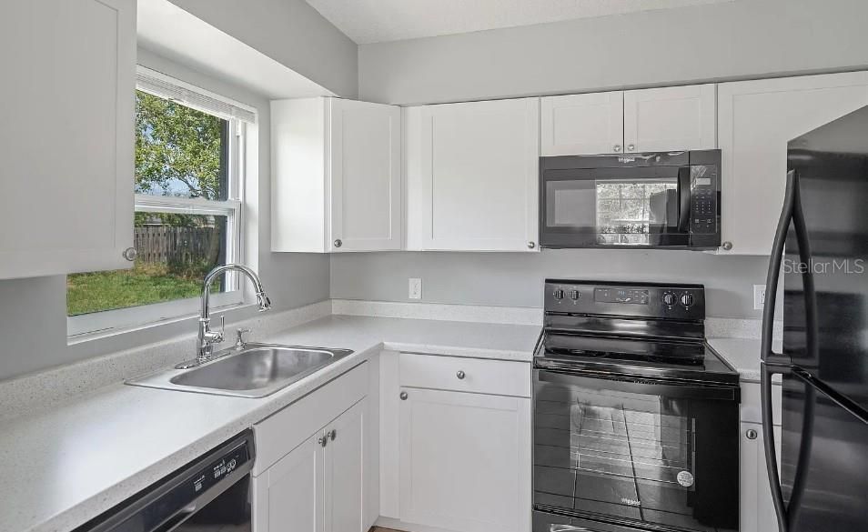 На продажу: $290,000 (4 спален, 2 ванн, 1192 Квадратных фут)