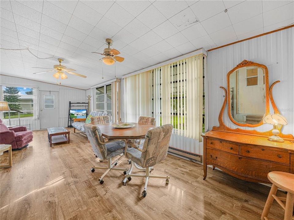 待售: $95,000 (1 贝兹, 1 浴室, 732 平方英尺)