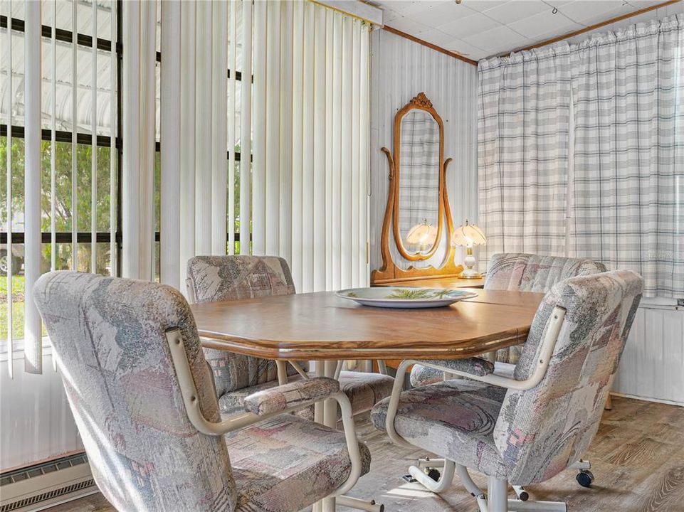 待售: $95,000 (1 贝兹, 1 浴室, 732 平方英尺)