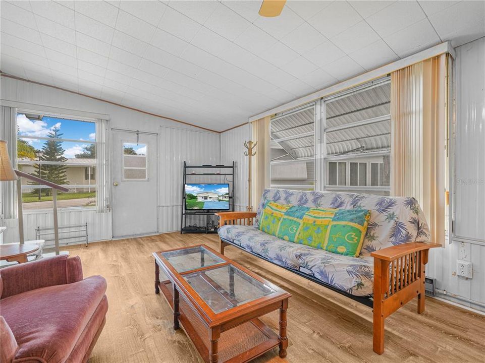 待售: $95,000 (1 贝兹, 1 浴室, 732 平方英尺)