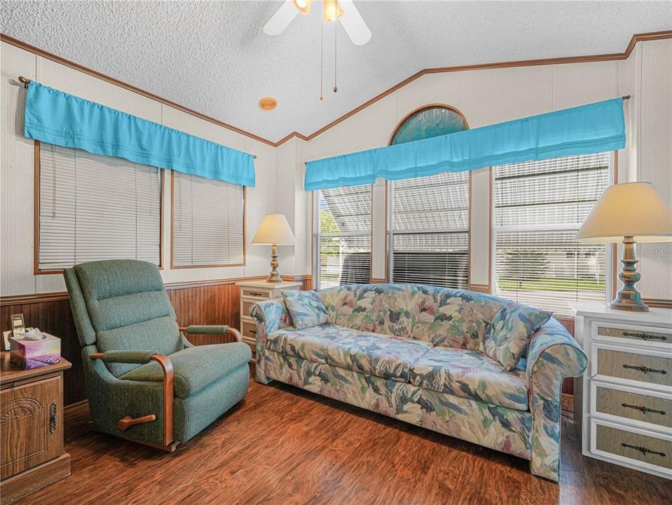 待售: $95,000 (1 贝兹, 1 浴室, 732 平方英尺)