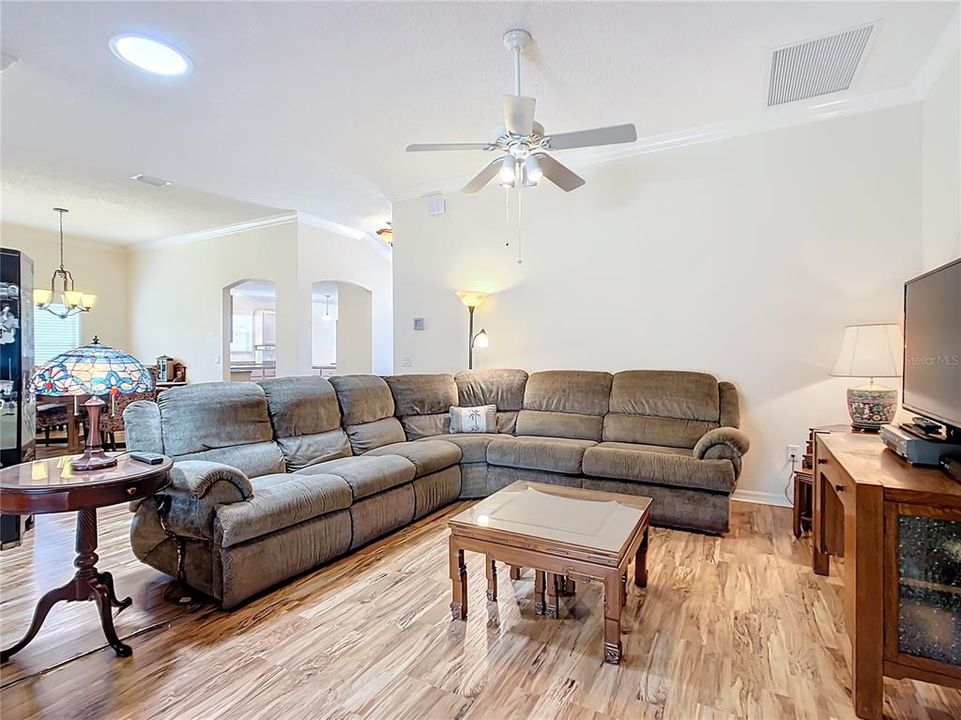 待售: $450,000 (3 贝兹, 2 浴室, 1850 平方英尺)