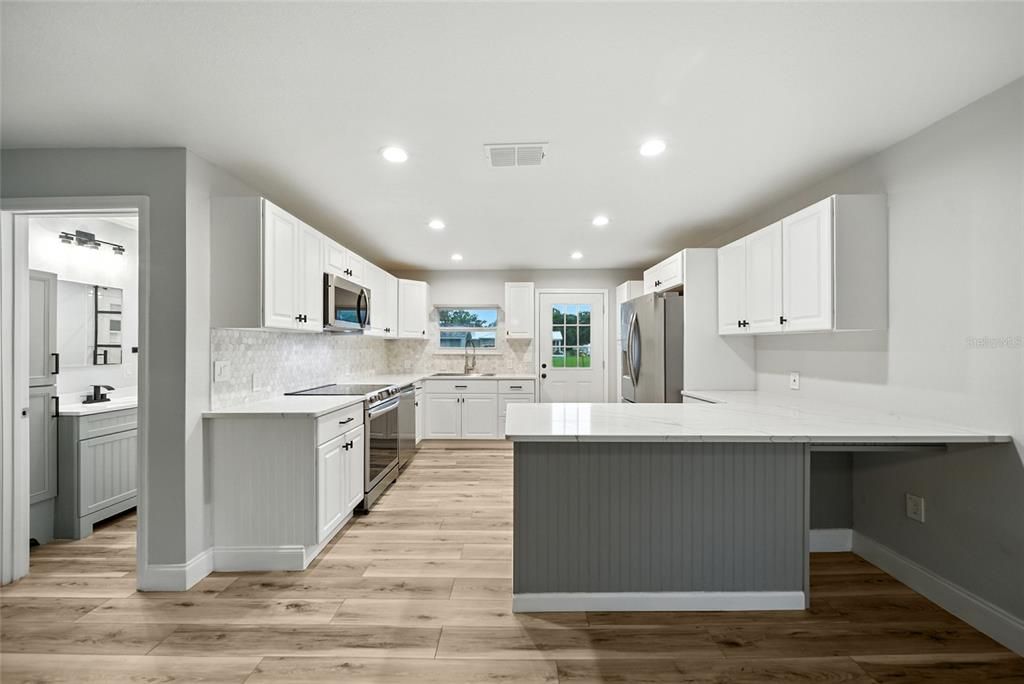 Active With Contract: $224,990 (2 beds, 1 baths, 940 Square Feet)