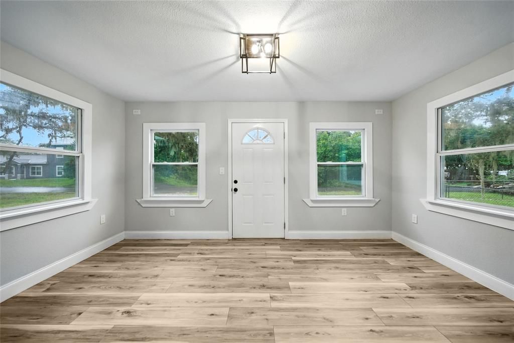 Active With Contract: $224,990 (2 beds, 1 baths, 940 Square Feet)