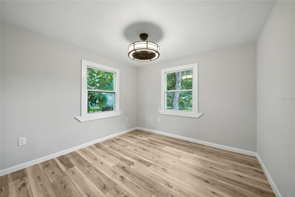 Active With Contract: $224,990 (2 beds, 1 baths, 940 Square Feet)