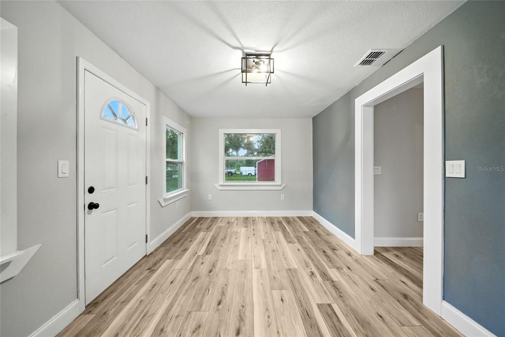 Active With Contract: $224,990 (2 beds, 1 baths, 940 Square Feet)