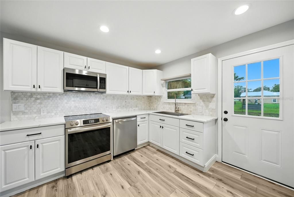 Active With Contract: $224,990 (2 beds, 1 baths, 940 Square Feet)