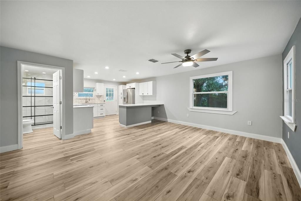 Active With Contract: $224,990 (2 beds, 1 baths, 940 Square Feet)