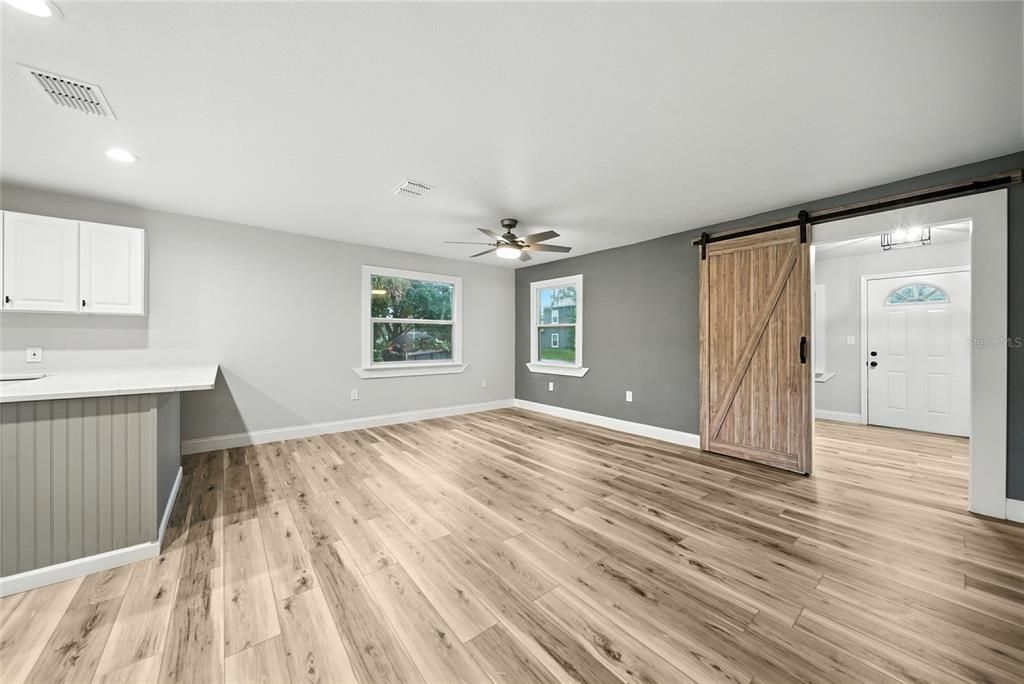 Active With Contract: $224,990 (2 beds, 1 baths, 940 Square Feet)