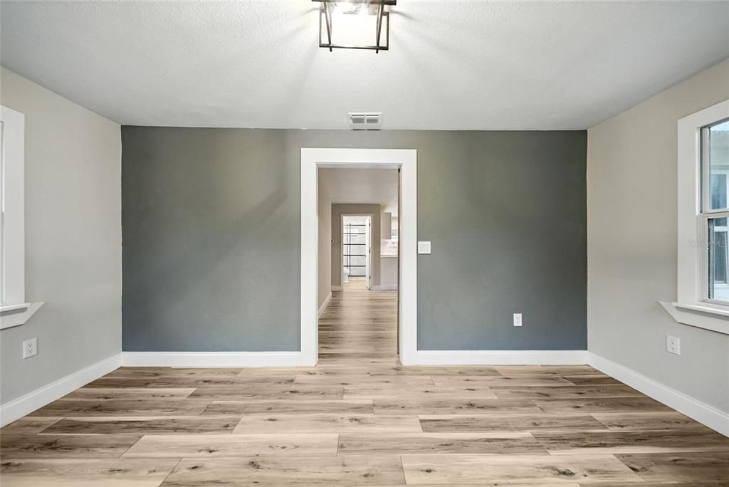 Active With Contract: $224,990 (2 beds, 1 baths, 940 Square Feet)