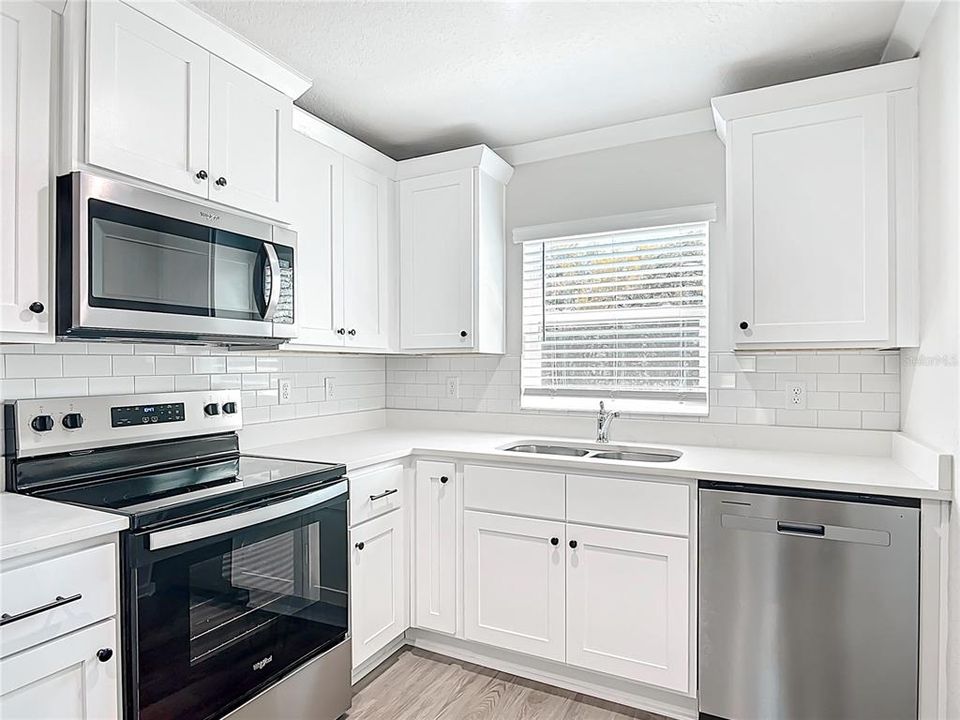 На продажу: $399,900 (4 спален, 0 ванн, 1968 Квадратных фут)