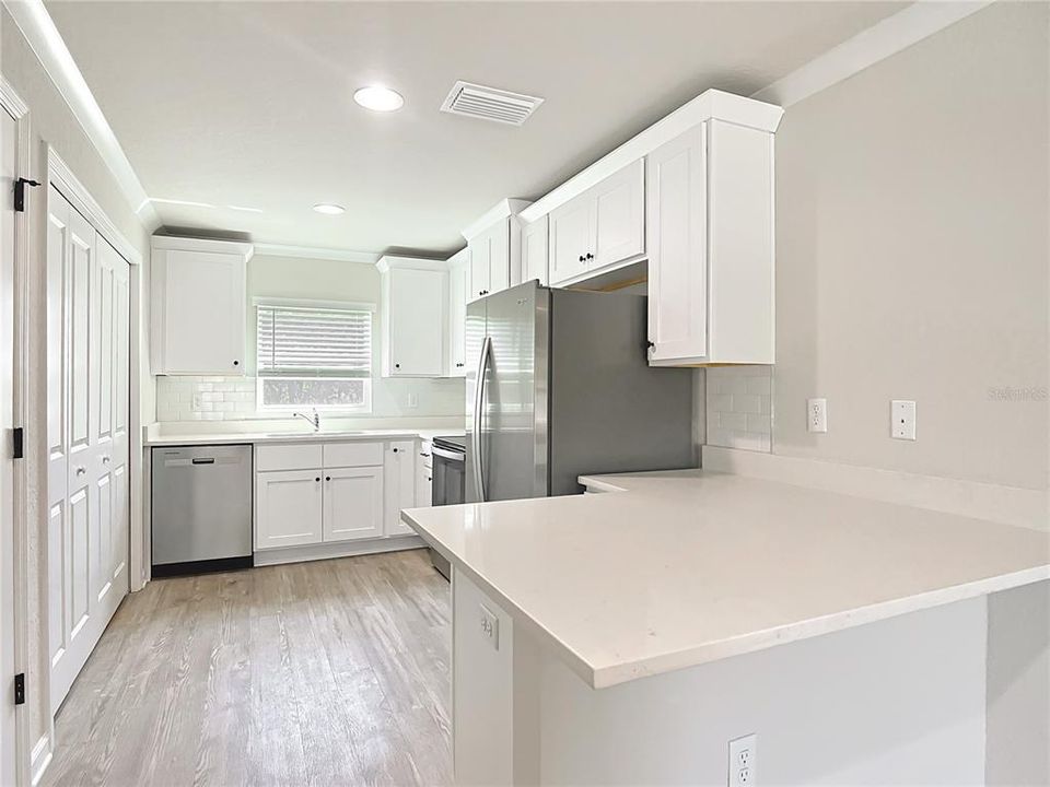 На продажу: $399,900 (4 спален, 0 ванн, 1968 Квадратных фут)