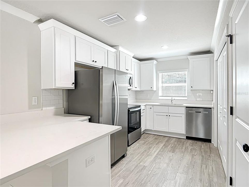 На продажу: $399,900 (4 спален, 0 ванн, 1968 Квадратных фут)