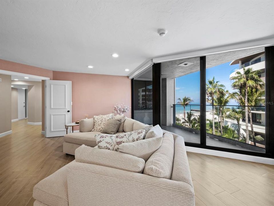 Active With Contract: $3,700,000 (3 beds, 3 baths, 2940 Square Feet)