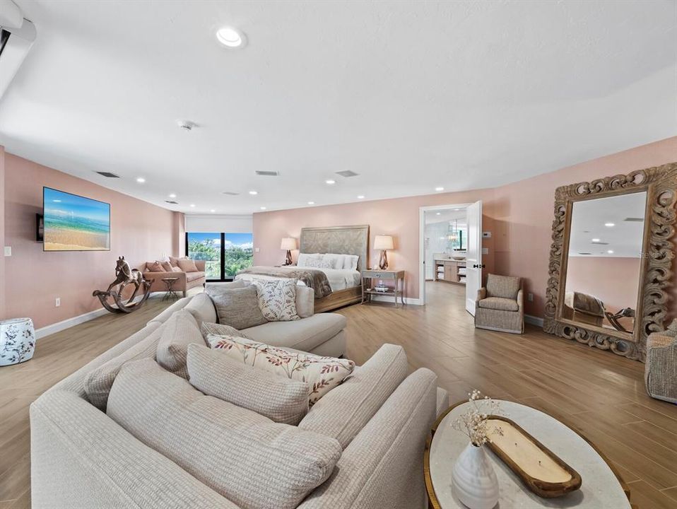 Active With Contract: $3,700,000 (3 beds, 3 baths, 2940 Square Feet)