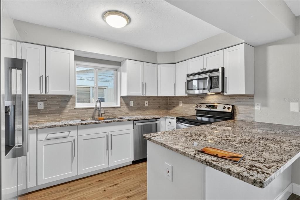 合同活跃: $325,000 (3 贝兹, 2 浴室, 1143 平方英尺)