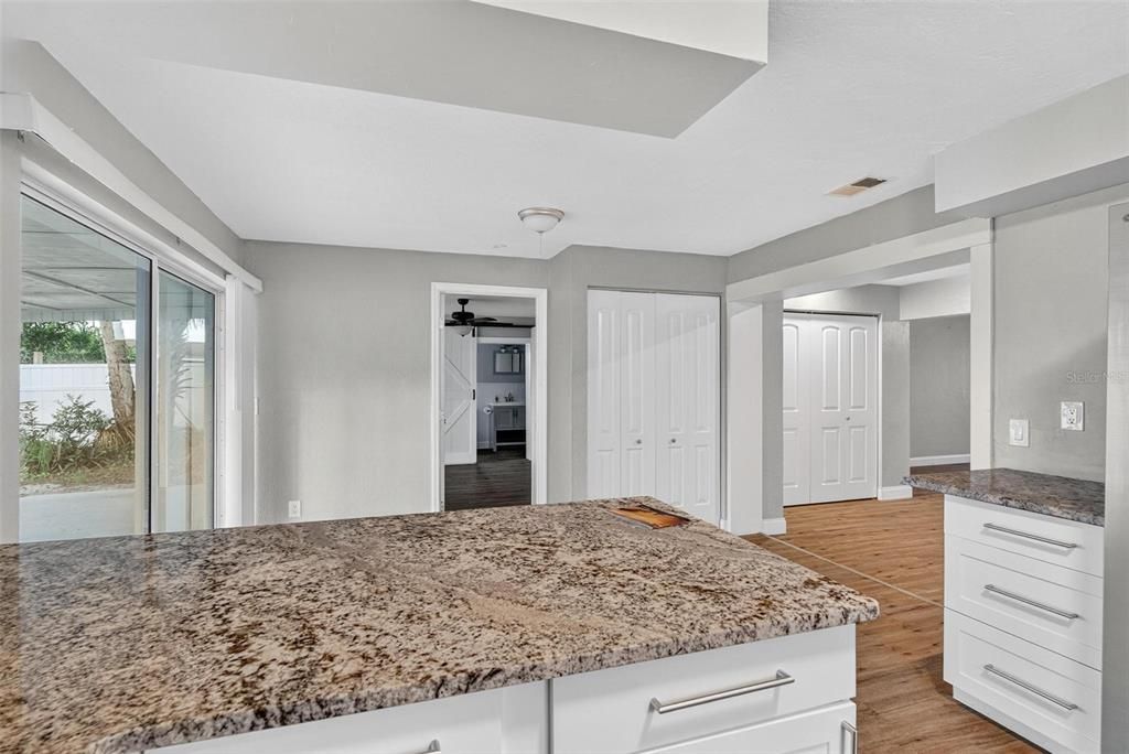 合同活跃: $325,000 (3 贝兹, 2 浴室, 1143 平方英尺)