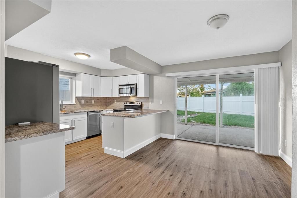 合同活跃: $325,000 (3 贝兹, 2 浴室, 1143 平方英尺)