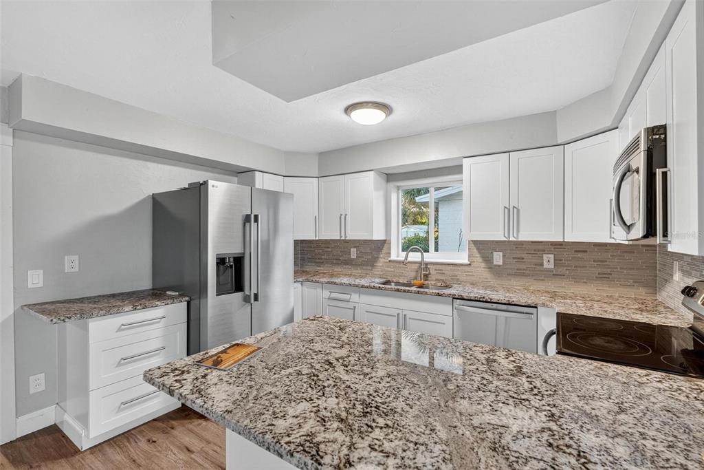 合同活跃: $325,000 (3 贝兹, 2 浴室, 1143 平方英尺)